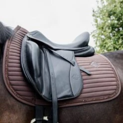 Kentucky Horsewear Kentucky Dressur Satteldecke Pearls Grau Warmblut 24 Kentucky Horsewear Kentucky Dressur Satteldecke Pearls Grau Warmblut -Reitsportbedarf Geschäft kentucky dressuur zadeldekje pearls brown.708bc7 1