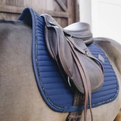 Kentucky Horsewear Kentucky Springsatteldecke Pearls Navy Warmblut 21 Kentucky Horsewear Kentucky Springsatteldecke Pearls Navy Warmblut -Reitsportbedarf Geschäft kentucky spring zadeldekje pearls blauw 2.848952