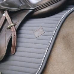 Kentucky Horsewear Kentucky Springsatteldecke Pearls Navy Warmblut 28 Kentucky Horsewear Kentucky Springsatteldecke Pearls Navy Warmblut -Reitsportbedarf Geschäft kentucky spring zadeldekje pearls grey 1.a8ea42