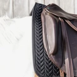 Kentucky Horsewear Kentucky Schabracke Fishbone Dressur New Weiß Warmblut -Reitsportbedarf Geschäft kentucky zadeldekje fishbone dressuur black 2.fe28d2