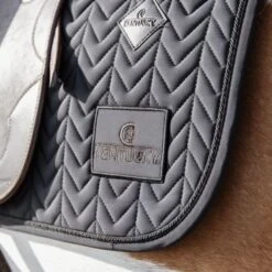 Kentucky Horsewear Kentucky Schabracke Fishbone Dressur New Schwarz Warmblut -Reitsportbedarf Geschäft kentucky zadeldekje fishbone dressuur black 3.81bcde 1