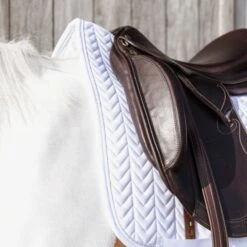 Kentucky Horsewear Kentucky Schabracke Fishbone Dressur New Weiß Warmblut -Reitsportbedarf Geschäft kentucky zadeldekje fishbone dressuur white 3.5c5430