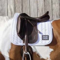 Kentucky Horsewear Kentucky Schabracke Fishbone Dressur New Schwarz Warmblut -Reitsportbedarf Geschäft kentucky zadeldekje fishbone dressuur white.690450 1
