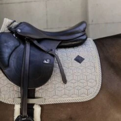 Kentucky Horsewear Kentucky Schabracke Pied-de-Poule Springen Schwarz Warmblut -Reitsportbedarf Geschäft kentucky zadeldekje pied de poule springen beige.3bd3b6