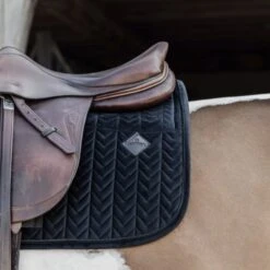 Kentucky Horsewear Kentucky Schabracke Skin Friendly Springen Beige Warmblut -Reitsportbedarf Geschäft kentucky zadeldekje skin friendly velvet sj zwart 1.e3c8c8