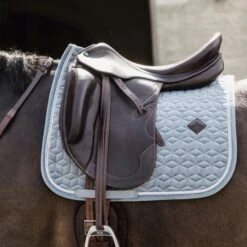 Kentucky Horsewear Kentucky Schabracke Samt Dressur Lila -Reitsportbedarf Geschäft kentucky zadeldekje velvet dressuur light blue.aa230c