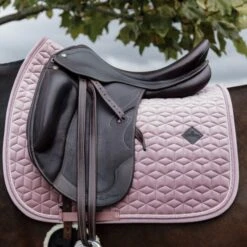 Kentucky Horsewear Kentucky Schabracke Samt Dressur Lila -Reitsportbedarf Geschäft kentucky zadeldekje velvet dressuur old rose.48d1d1