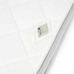 Mrs. Ros Schabracke Iconic Dressur Marble Grey 33 Mrs. Ros Schabracke Iconic Dressur Marble Grey -Reitsportbedarf Geschäft mrs 1065 wit zadeldekje logo detail 1.c17bf9 1